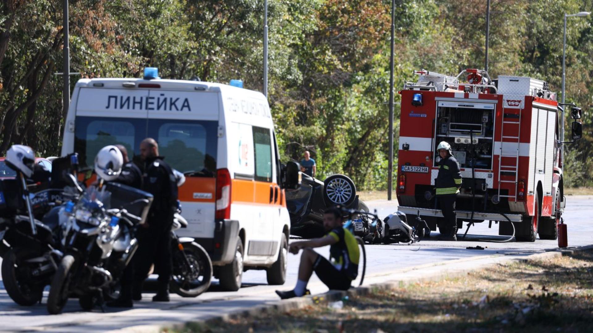 Local de acidente rodoviário — ambulância, veículo de bombeiros e polícia