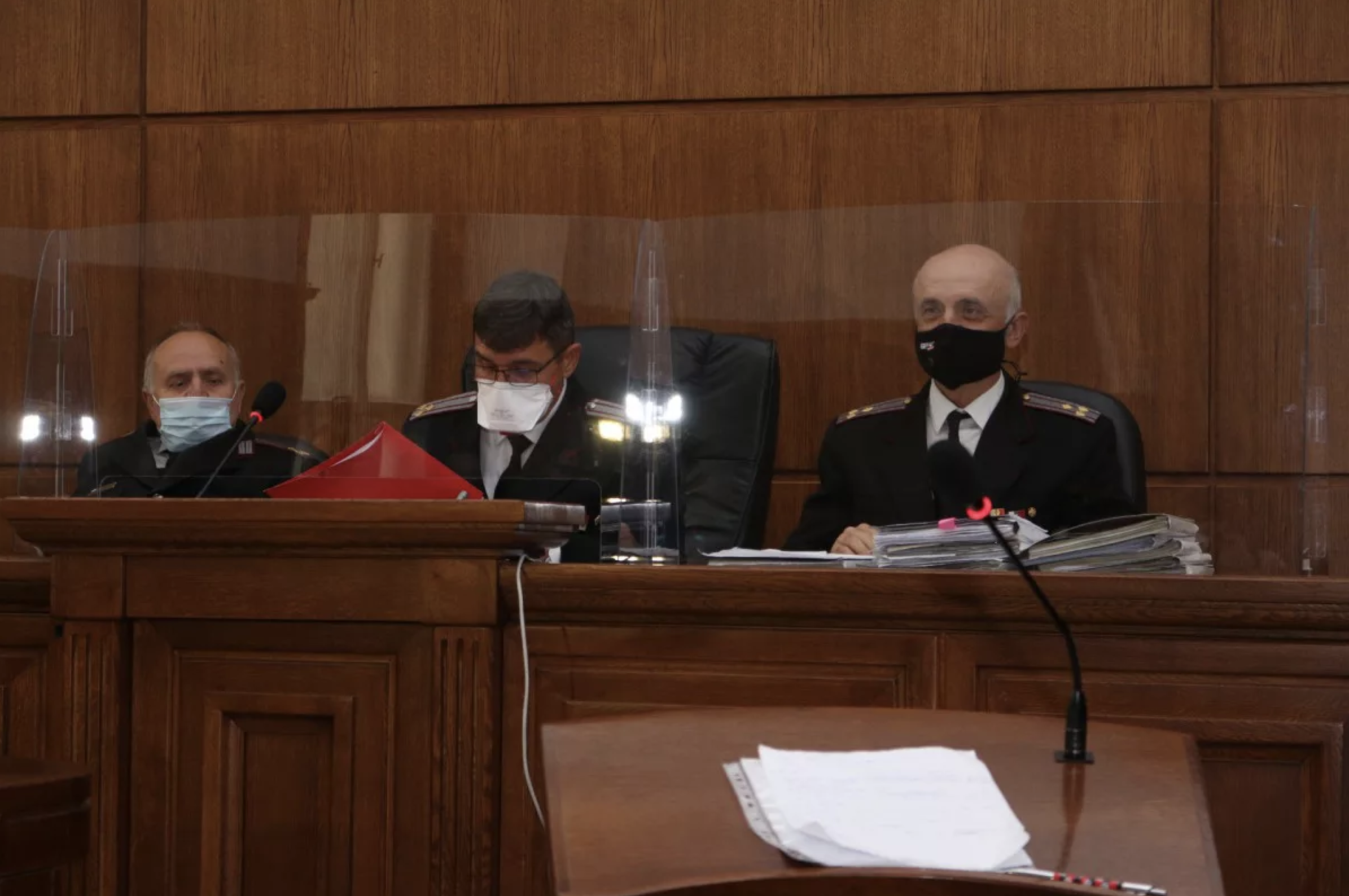 Tribunal militar — juízes e Ministério Público durante a audiência